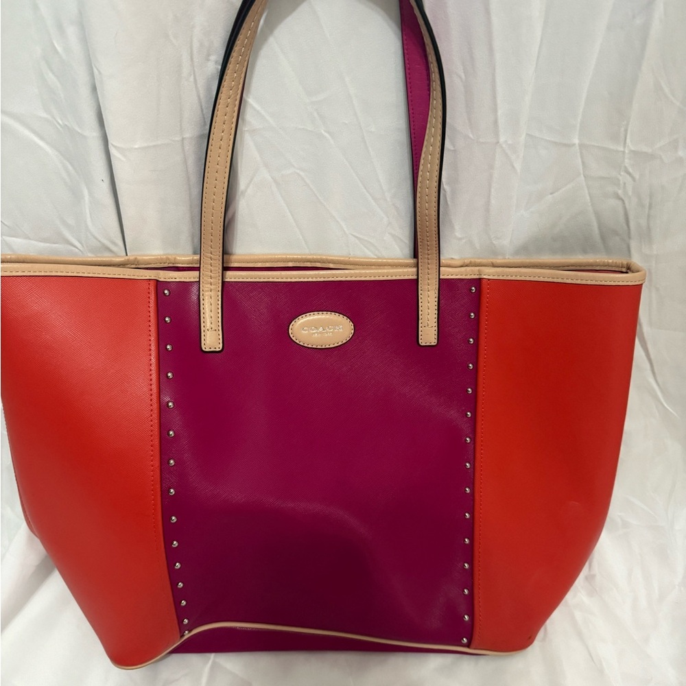 Awesome Coach tote bag. Lightly used.